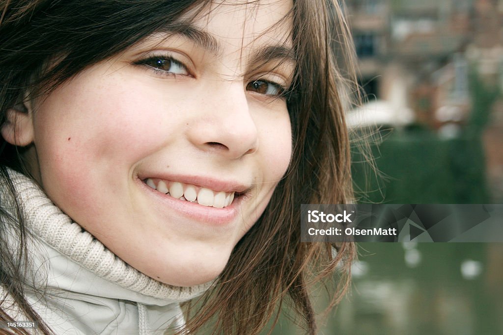 Invernale Ritratto di una giovane ragazza sorridente - Foto stock royalty-free di 14-15 anni