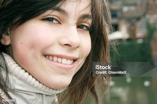 冬のポートレート若い笑顔の女性 - 14歳から15歳のストックフォトや画像を多数ご用意 - 14歳から15歳, 1人, ジャケット