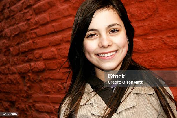 Feliz Jovem Estudante Com Grande Sorriso - Fotografias de stock e mais imagens de Em Frente de - Em Frente de, Pessoas, Vermelho