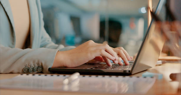 Email marketing, laptop or hands typing to research a branding or advertising strategy for target audience. Digital, seo or business woman networking online or writing feedback report at office desk marketing por correo electrónico, computadora portátil o mecanografía manual para investigar una estrategia de marca o publicidad para el público objetivo. digital, seo o mujer de negocios que se conecta en línea o escribe informes de retroalimentaci�