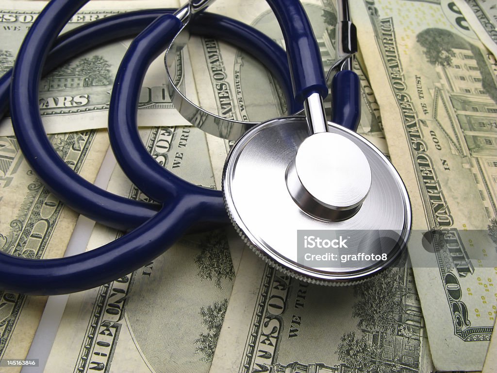 Estetoscópio médico e dólar - Foto de stock de Clínica Médica royalty-free