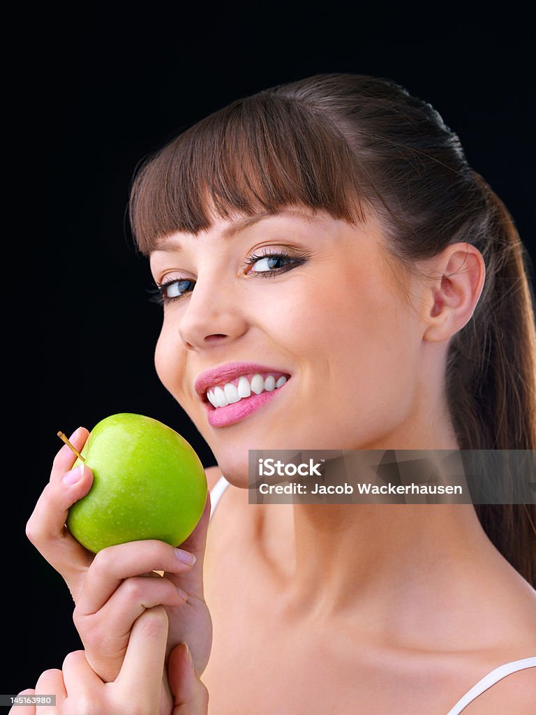 Close-up di una giovane donna con mela verde - Foto stock royalty-free di 20-24 anni