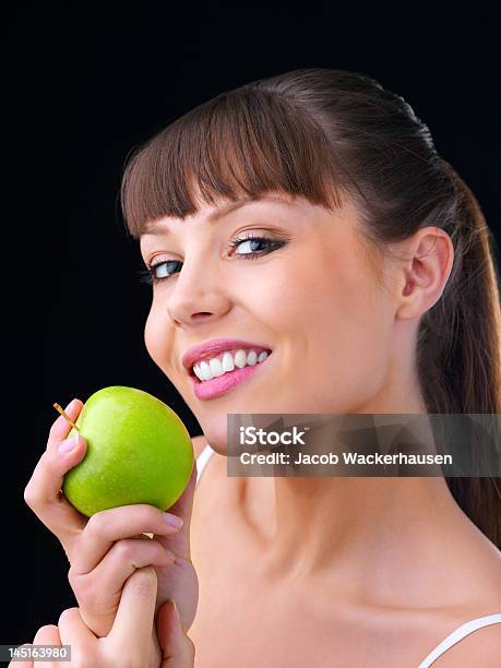 Closeup Di Una Giovane Donna Con Mela Verde - Fotografie stock e altre immagini di 20-24 anni - 20-24 anni, Adulto, Affamato