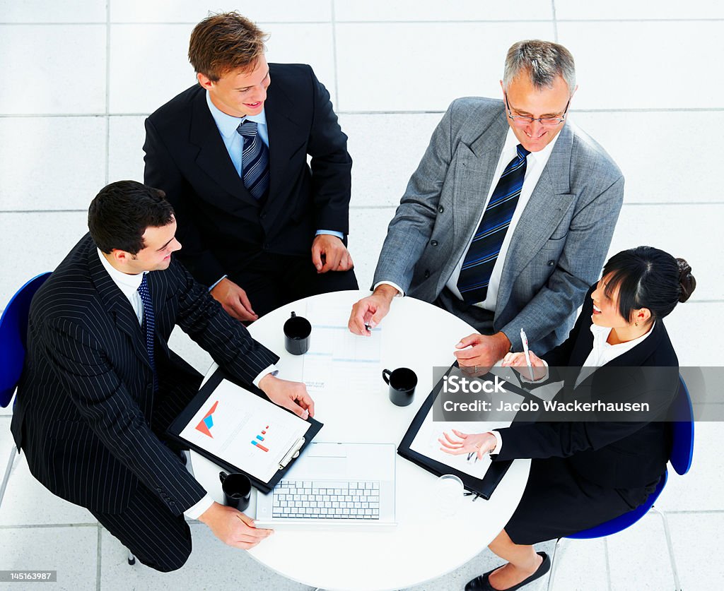 Vista de alto ângulo de equipe de negócios em reunião - Foto de stock de Adulto royalty-free