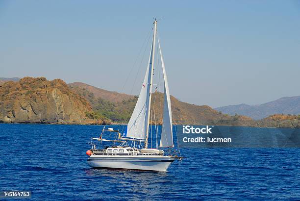 Photo libre de droit de Bateau À Voile Sur Les Vagues De La Mer Egée banque d'images et plus d'images libres de droit de Activité - Activité, Baie - Eau, Bateau de plaisance