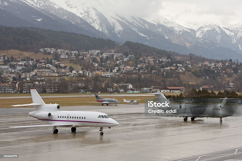 Hidromasaje que estacione cerca de las montañas - Foto de stock de Aeropuerto libre de derechos