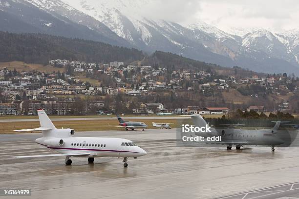 Hidromasaje Que Estacione Cerca De Las Montañas Foto de stock y más banco de imágenes de Aeropuerto - Aeropuerto, Aire libre, Alpes Europeos