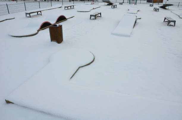 un campo de minigolf en el parque con obstáculos de acero inoxidable y una trampa de bolas en forma de telaraña en una bola en forma de embudo para atrapar las bolas de golf detrás del obstáculo. juego por puntos por debajo del par o por encima del par - funnel shaped fotografías e imágenes de stock