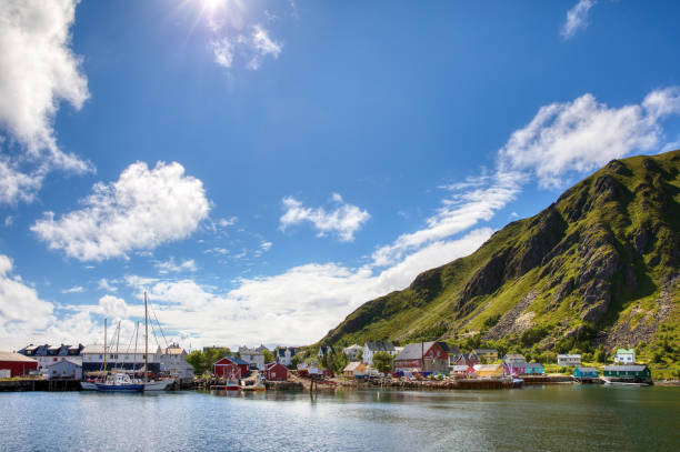 a vila de pescadores de ballstad em lofoten, noruega - vestvagoy - fotografias e filmes do acervo