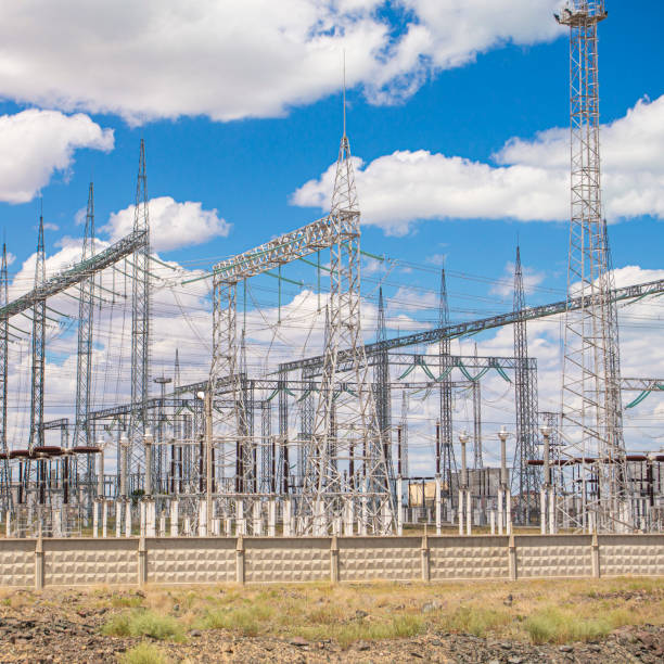 kraftwerk und trafotürme hautnah in der steppe, vor blauem himmel - switchgear electricity substation electricity power line stock-fotos und bilder