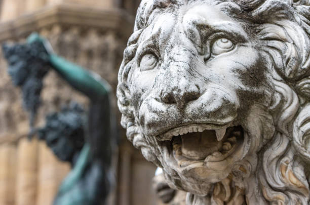 medici-löwe und perseus mit dem haupt der medusa von benvenuto cellini in der loggia dei lanzi in florenz in der toskana, italien - palazzo vecchio piazza della signoria florence italy italy stock-fotos und bilder