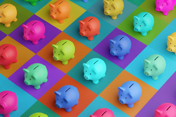 conjunto de cofrinhos em cores saturadas em fundo de alto contraste de cores. ilustração do conceito de poupança bancária, investimento financeiro e múltiplas fontes de renda - group of objects heap business finance - fotografias e filmes do acervo