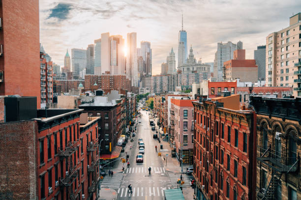 lower manhattan cityscape - chinatown-viertel in new york city - lower manhattan skyline new york city city stock-fotos und bilder