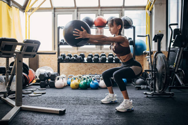 istock Woman training in gym 1451760391