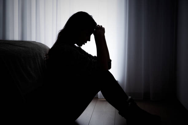 mujer deprimida. concepto de tristeza y dolor de cabeza - depression fotografías e imágenes de stock