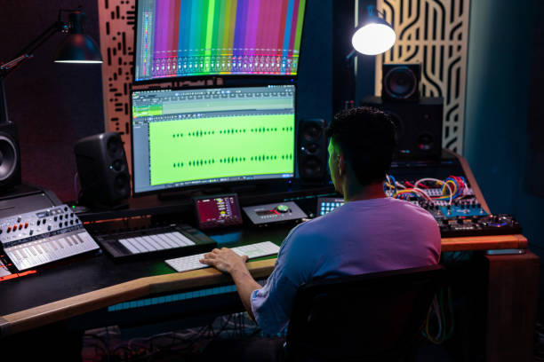 mężczyzna pracujący w profesjonalnym studiu muzycznym - control room audio zdjęcia i obrazy z banku zdjęć