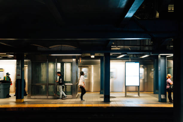 metropolitana di new york - subway station subway train new york city people foto e immagini stock