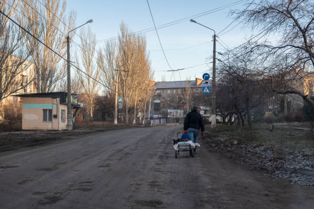 un civil marche dans la rue à bakhmut, ukraine - civil war photos et images de collection