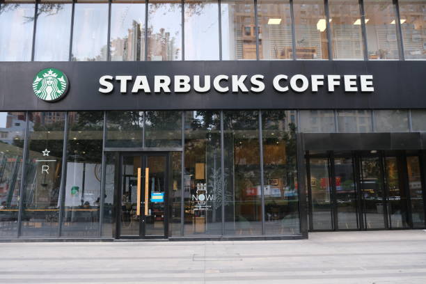 대형 스타벅스 커피숍의 외관 - starbucks commercial sign store coffee 뉴스 사진 이미지