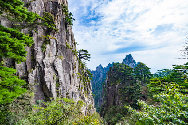 природные пейзажи живописного района хуаншань в провинции аньхой - huangshan mountains стоковые фото и изображения