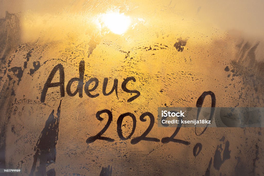 ตัวอักษร Adeus ในภาษาโปรตุเกสเป็นลาก่อนในภาษาอังกฤษและตัวเลข 2022  ทาสีด้วยนิ้วของน้ําบนสาดด้วย ภาพสต็อก - ดาวน์โหลดรูปภาพตอนนี้ - Istock