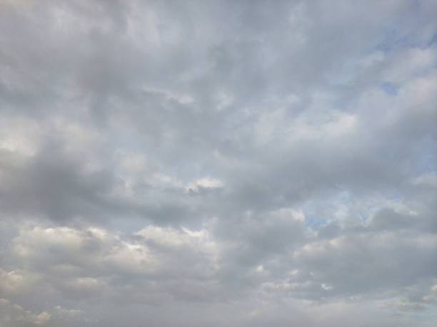 저녁 하늘에 빛나는 어두운 회색 구름 - vapor trail cirrus sky cloudscape 뉴스 사진 이미지
