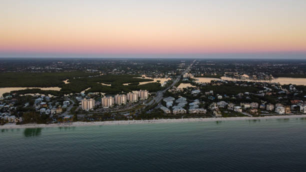 coucher de soleil sur bonita beach, fl - bonita springs photos et images de collection