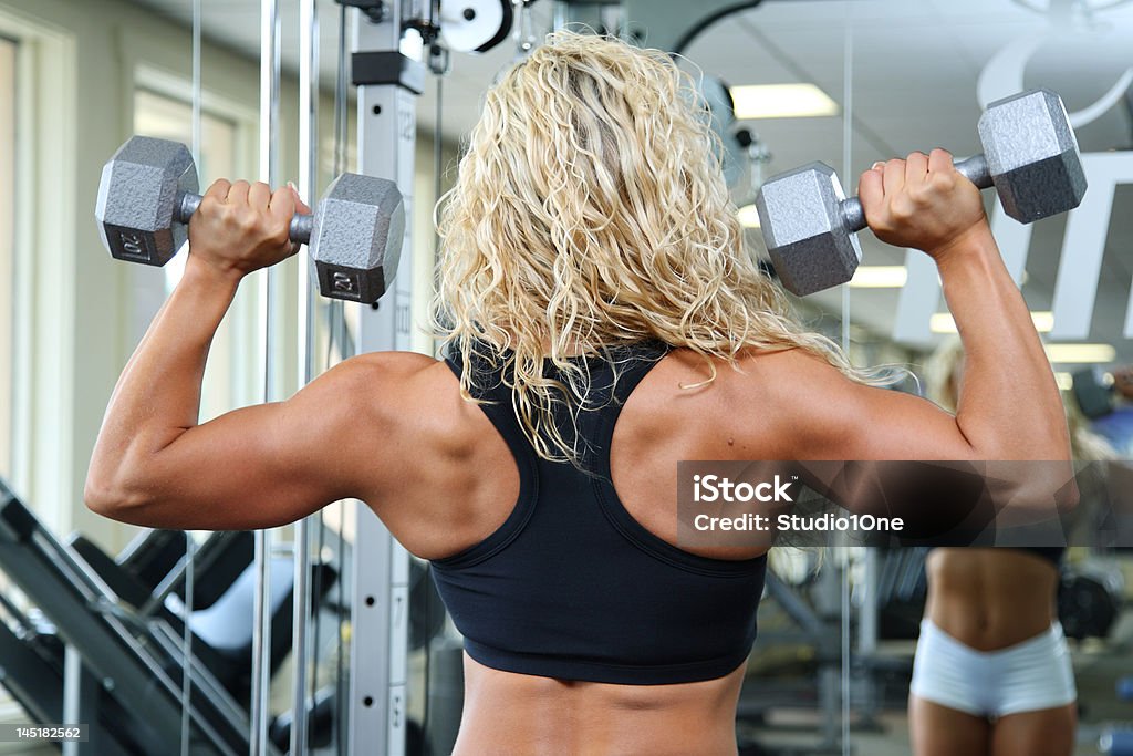 여성 bodybuilder - 로열티 프리 건강관리와 의술 스톡 사진