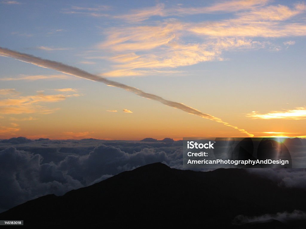 Wschód słońca z Haleakela z Ślad samolotu na niebie - Zbiór zdjęć royalty-free (Bombardować)