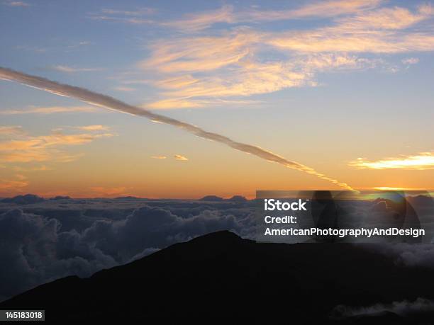 Wschód Słońca Z Haleakela Z Ślad Samolotu Na Niebie - zdjęcia stockowe i więcej obrazów Bombardować