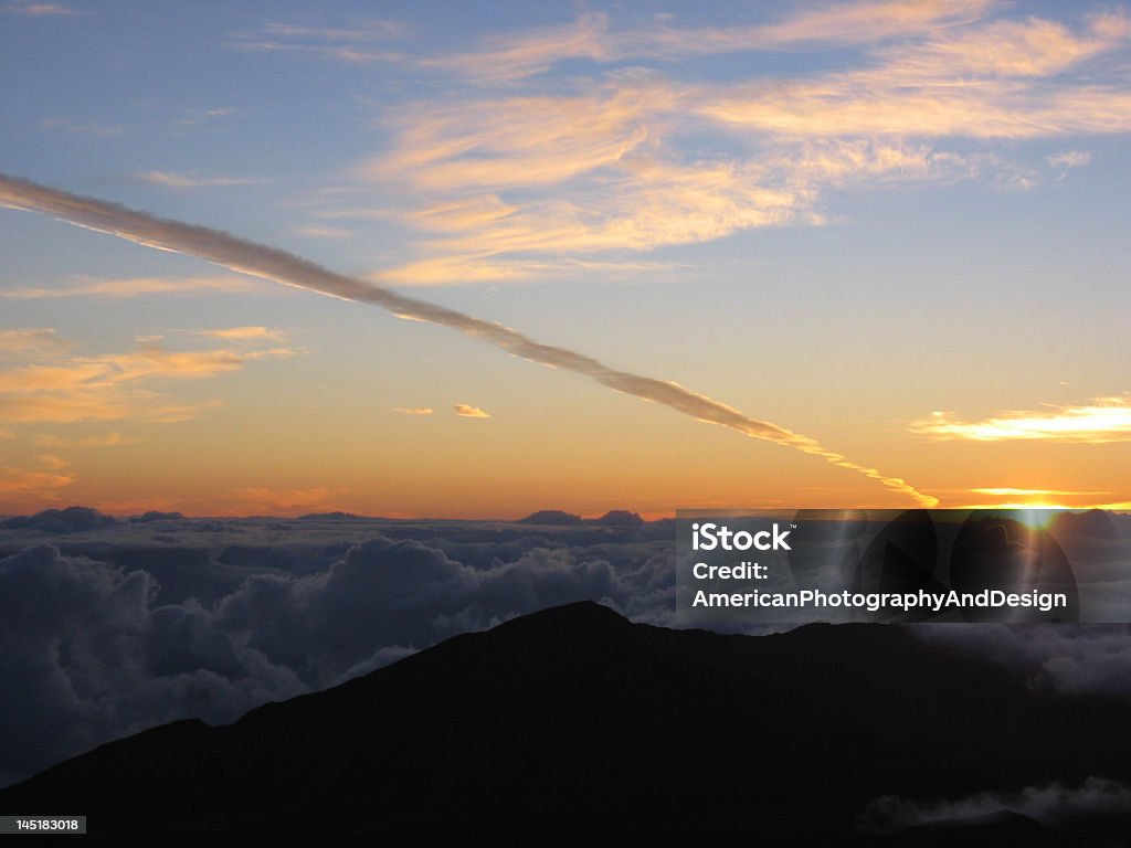 Восход солнца от Haleakela с След от самолёта - Стоковые фото Бомбардировка роялти-фри