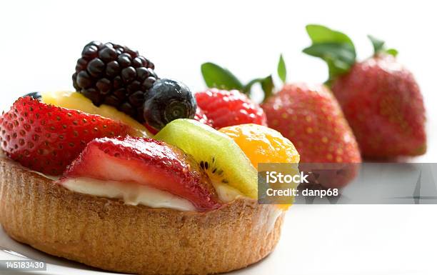 Früchtetorte Dessert Und Erdbeeren Stockfoto und mehr Bilder von Amerikanische Heidelbeere - Amerikanische Heidelbeere, Beere - Obst, Bildschärfe