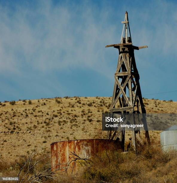 Vecchio Mulino A Vento In Legno - Fotografie stock e altre immagini di Agricoltura - Agricoltura, Composizione verticale, Deserto