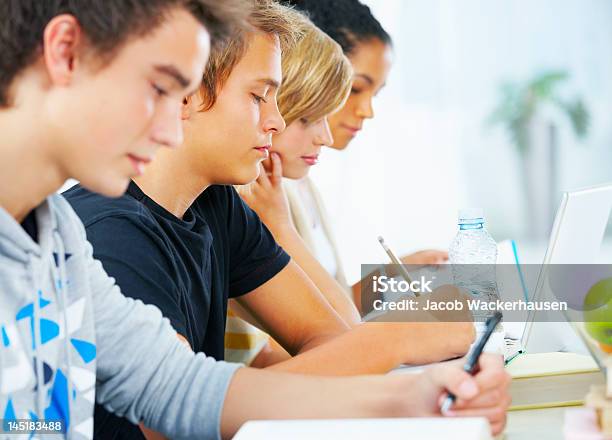 Primer Plano De Los Jóvenes Estudiantes Prestando Atención Foto de stock y más banco de imágenes de 18-19 años