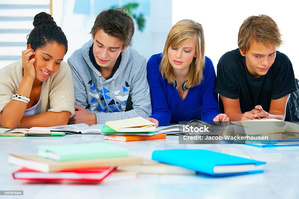 Quattro studenti studiano insieme - Foto stock royalty-free di Adolescente