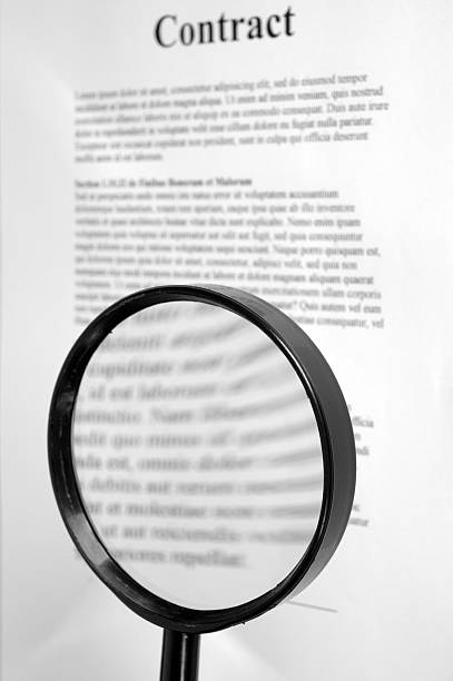 sprawdzanie małymi literami. - condition text magnifying glass contract zdjęcia i obrazy z banku zdjęć