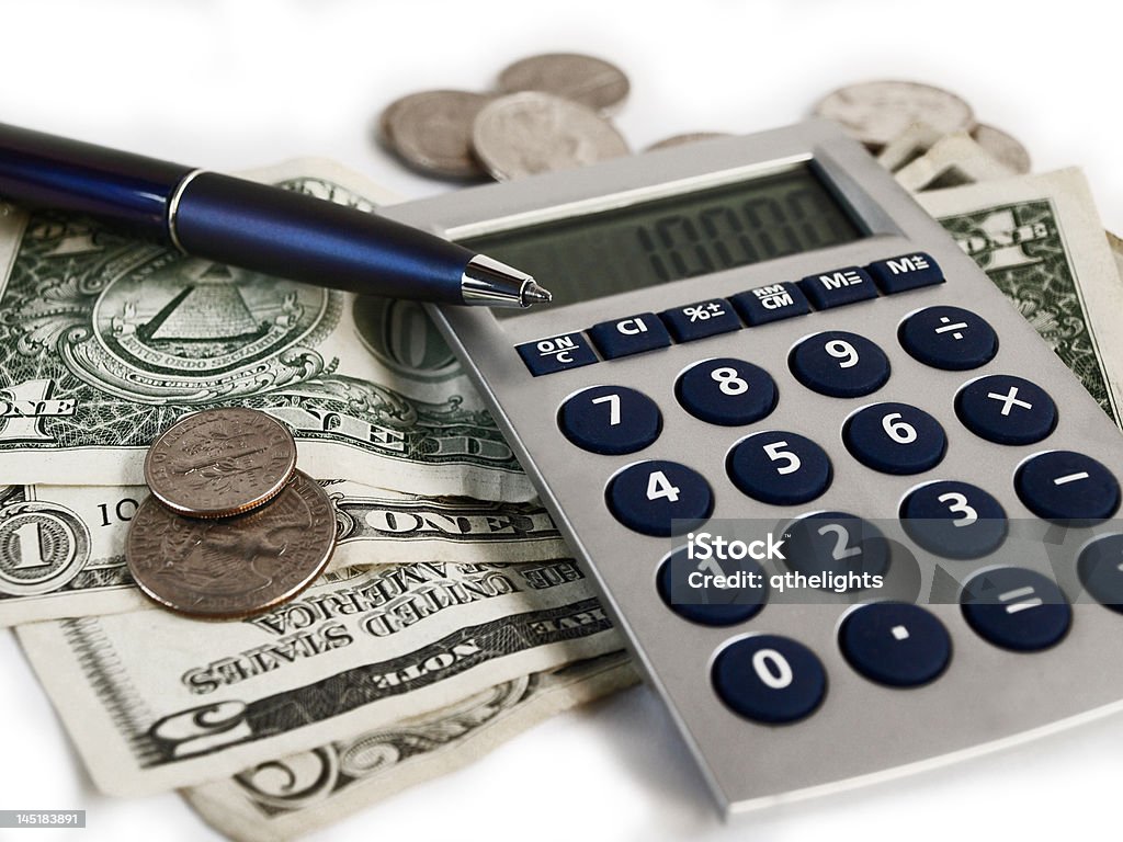 Калькулятор, деньги и ручка на белом - Стоковые фото Американская валюта роялти-фри