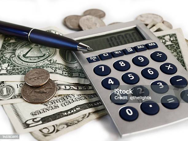 Калькулятор Деньги И Ручка На Белом — стоковые фотографии и другие картинки Американская валюта - Американская валюта, Без людей, Богатство