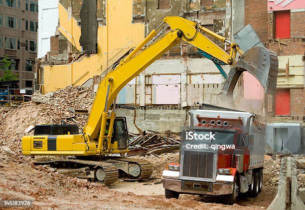 Vorderseite Lader Atemberaubenden Abbrucharbeiten Schrottmaterialien In Kipper Stockfoto und mehr Bilder von Baustelle