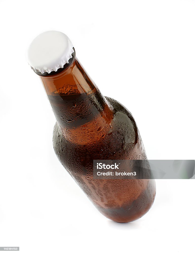 Frío botella de cerveza helada en brown - Foto de stock de Botella de cerveza libre de derechos
