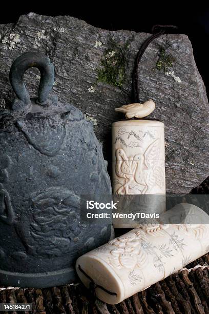 Japanische Temple Bell Und Medizin Box Stockfoto und mehr Bilder von Antiker Gegenstand - Antiker Gegenstand, Asien, Beten