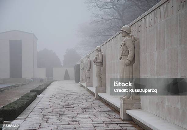 Photo libre de droit de Mur De Souvenir banque d'images et plus d'images libres de droit de Armée - Armée, Brique, Brouillard