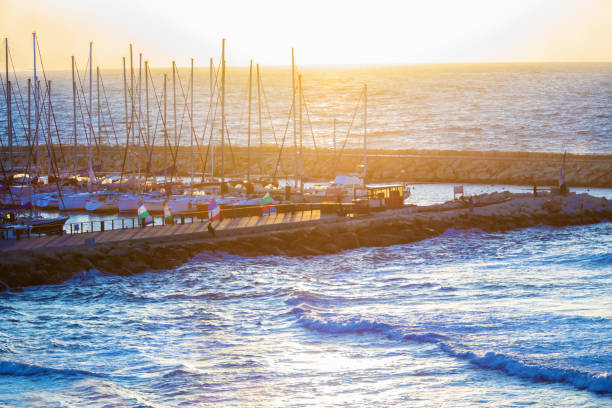 テルアビブの日没または日の出の港のヨット - sailboat sunset tel aviv sea ストックフォトと画像