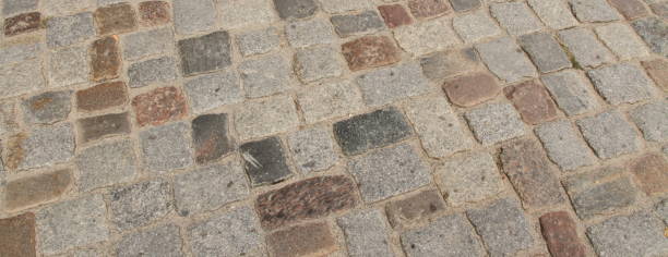 pavés dans la rue - paving stone cobblestone road old photos et images de collection