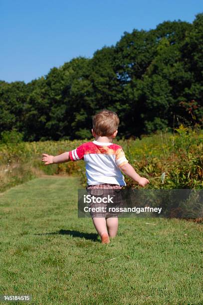 Foto de Caminhada De Verão e mais fotos de stock de 12-17 meses - 12-17 meses, Adolescência, Andar