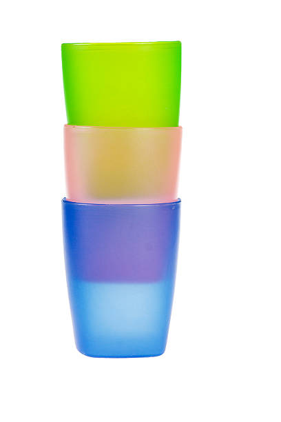 Tres copas de color aislado sobre un fondo blanco - foto de stock