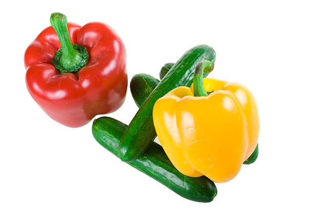 Dos pimienta y pepino aislado sobre un fondo blanco - foto de stock