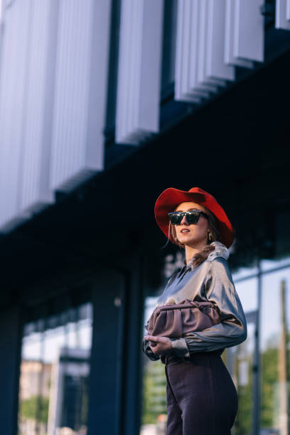 piękna młoda kobieta w kapeluszu i okularach. - shopping bag orange bag handle zdjęcia i obrazy z banku zdjęć