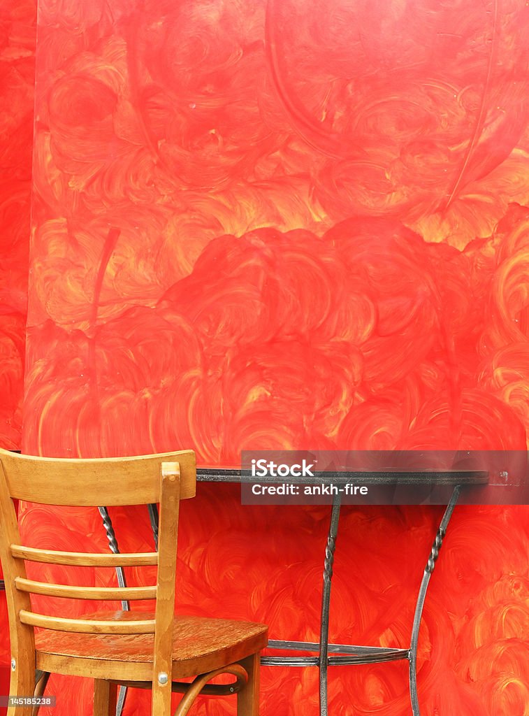 Elegancki stół z czerwone ściany - Zbiór zdjęć royalty-free (Barwne tło)