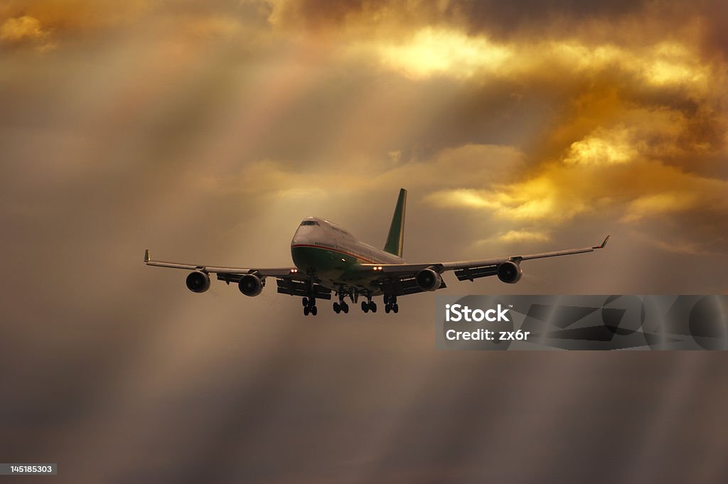 Airliner на окончательный подход - Стоковые фото Горизонтальный роялти-фри